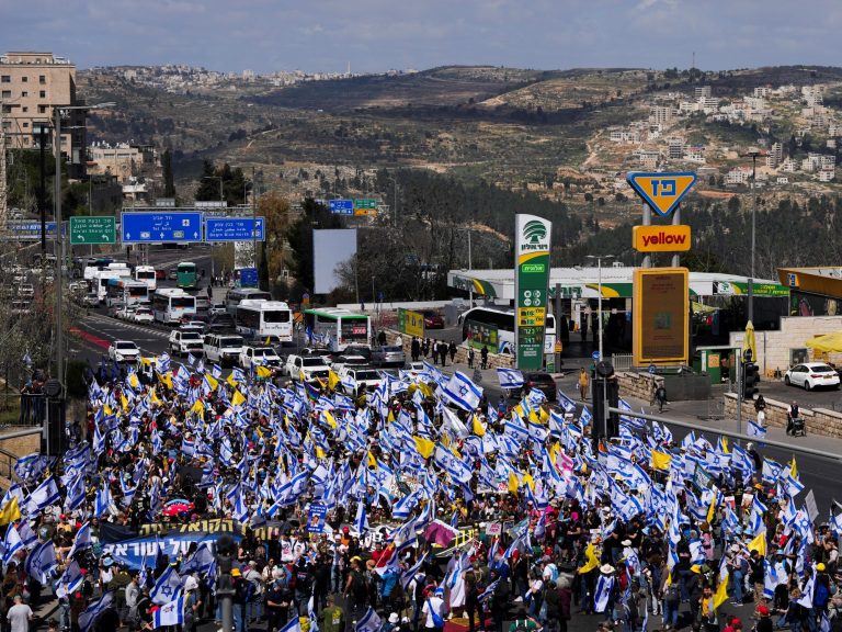 I reject Benjamin Netanyahu and the historical past of hostages in a large march in Jerusalem
