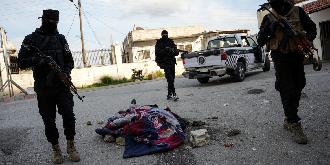 An Argentine engineer, caught in Syria, tells the murders of Alauitas civilians and tries to return to the nation