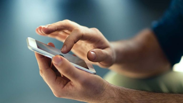 Research finds extreme cellphone, display use tied to manic signs for one group