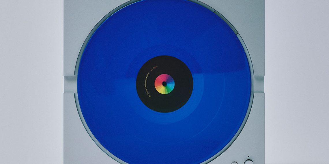 This contemporary turning board is a monolith that may play on its aspect