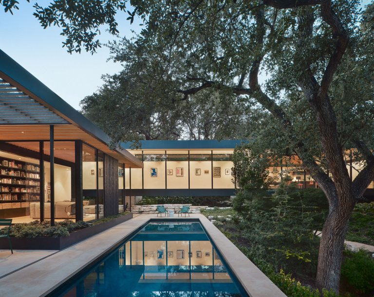 A Cantilevera Home in Austin hugs its pure panorama