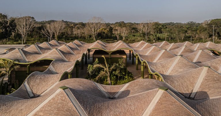 The corrugated brick roof spreads to the open -handed handicraft market of Aidia Studio in Mexico