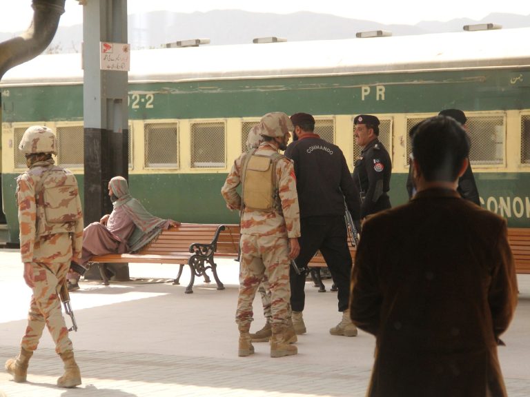 They kidnap a practice with 400 passengers and a hostage disaster has been launched in Pakistan