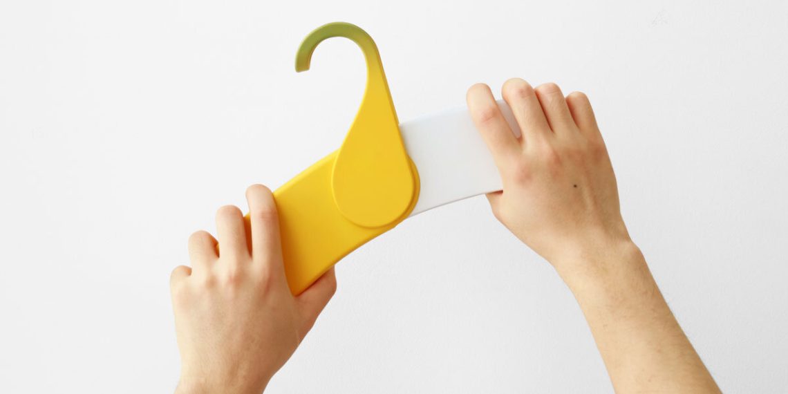 Foldable banner-shaped hanger helps youngsters to arrange their garments