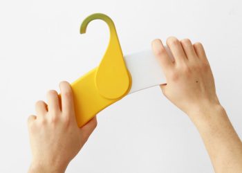 Foldable banner-shaped hanger helps youngsters to arrange their garments