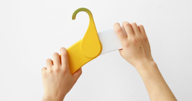 Foldable banner-shaped hanger helps youngsters to arrange their garments