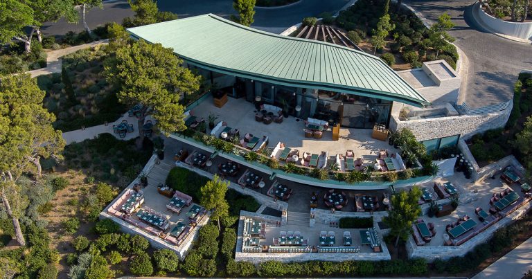 Oxidized oxidized roof tops Athens Athens Beefbar of Aeter that mimics the marine panorama