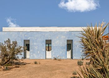 Casa Azzurra’s Tonal Blue Stucco stir within the sky of the Joshua tree