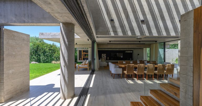Nnarquitectos NnCLp’s concrete home flooded with striped shadows