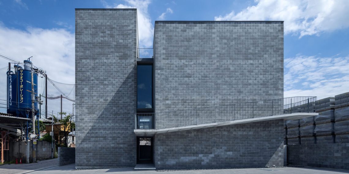 The concrete blocks wraps the architects’ blldg02 monolithic workplace workplace