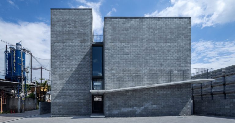 The concrete blocks wraps the architects’ blldg02 monolithic workplace workplace