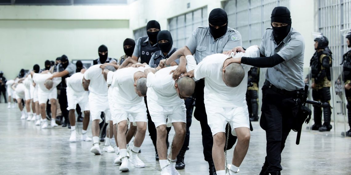 Bukele receives Venezuelan gang members deported by Trump, and reveals it in a movie video