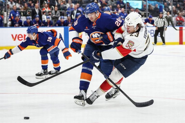 The islanders scored 4 unanswered targets as a result of the panthers lose for the third time in 4 video games
