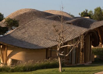 Ripple roof echoing with a shifting fish tail of the Pablo Luna studio in Indonesia