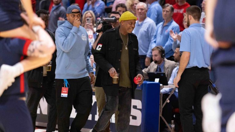 Dave Chappelle’s arrival on the Dayton Sparks Flyers Winback basketball recreation