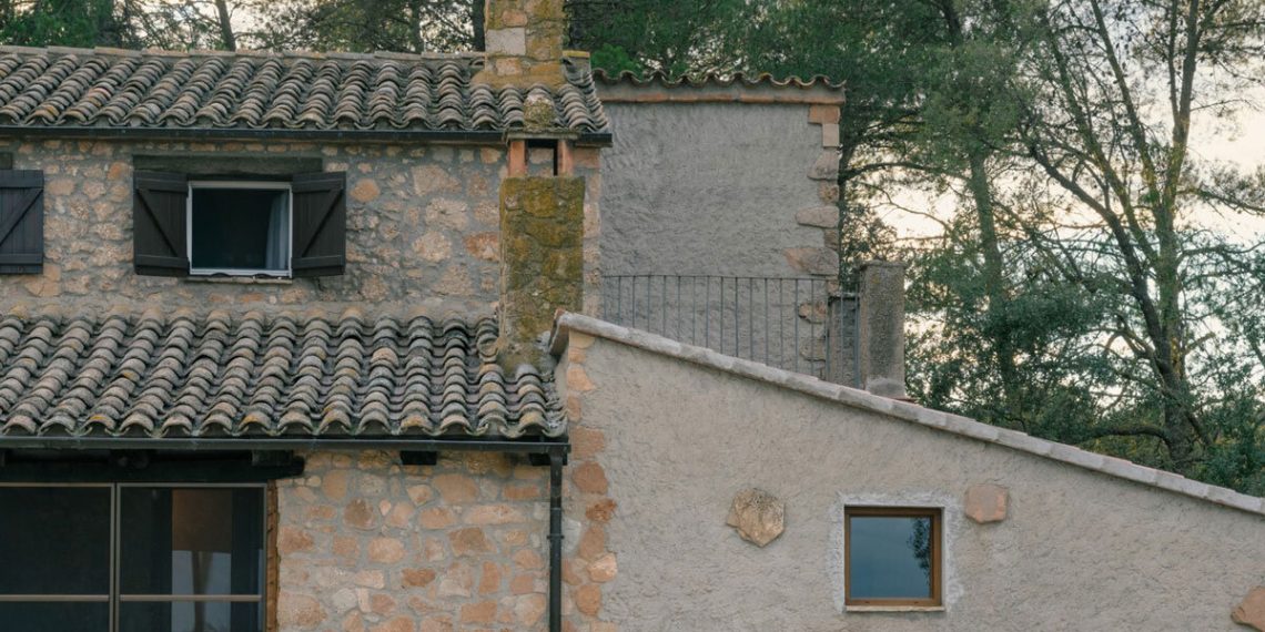 The Biaix Free Studio Home in Barcelona reintroduces conventional Catalan Mortar
