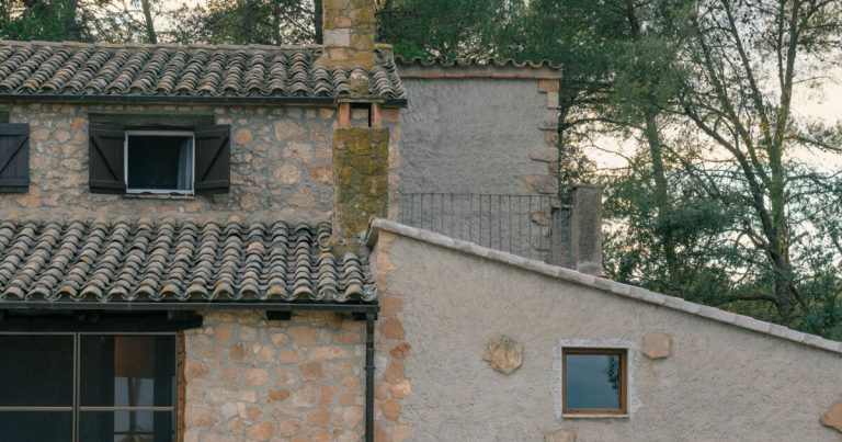 The Biaix Free Studio Home in Barcelona reintroduces conventional Catalan Mortar