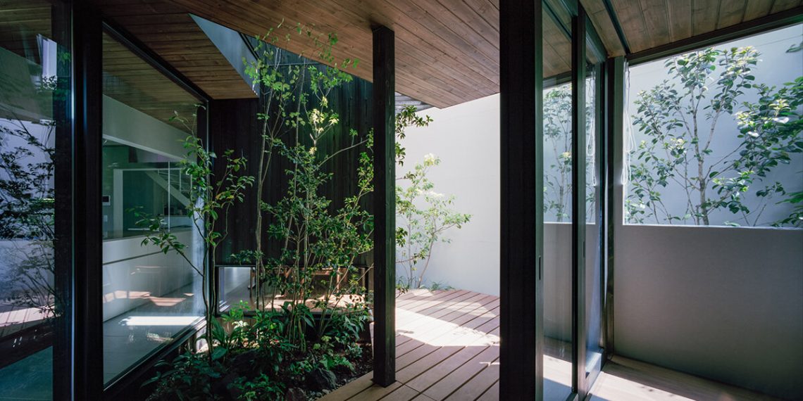 The zig -zag hall divides the Fujaidera Fujiwaramuro Home Architects