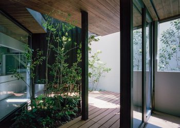 The zig -zag hall divides the Fujaidera Fujiwaramuro Home Architects