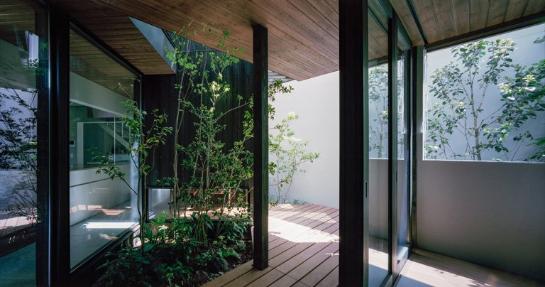 The zig -zag hall divides the Fujaidera Fujiwaramuro Home Architects
