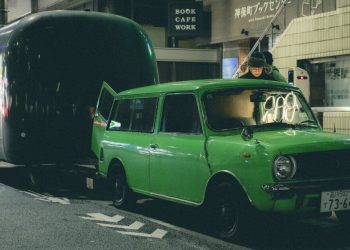 Listening minibar Midori wanders round Tokyo in mini -Masin