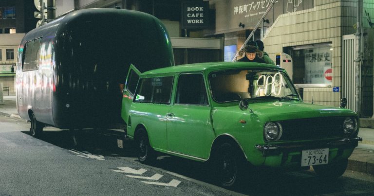 Listening minibar Midori wanders round Tokyo in mini -Masin