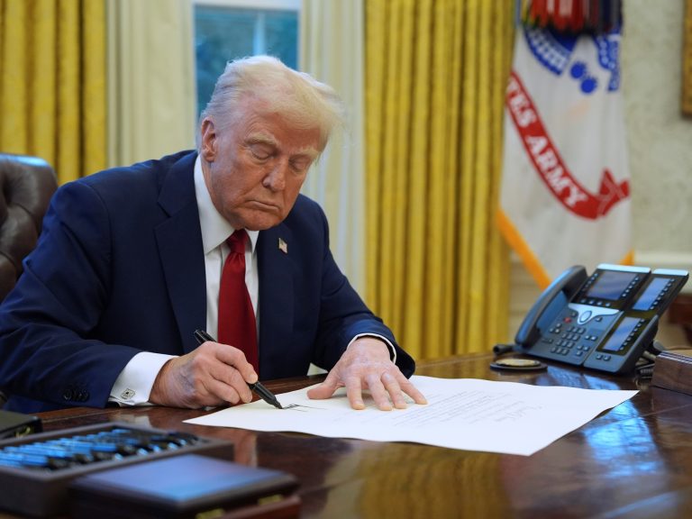 Donald Trump confirmed that tomorrow 25 % charges for Mexico and Canada come into pressure