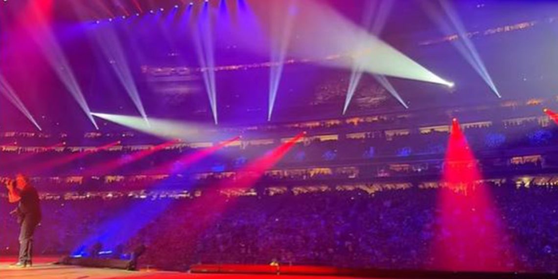 Journey abruptly stops live performance after electrical hearth, and followers hold singing fashionable lyrics