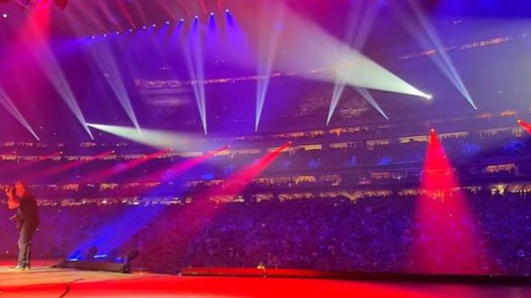 Journey abruptly stops live performance after electrical hearth, and followers hold singing fashionable lyrics