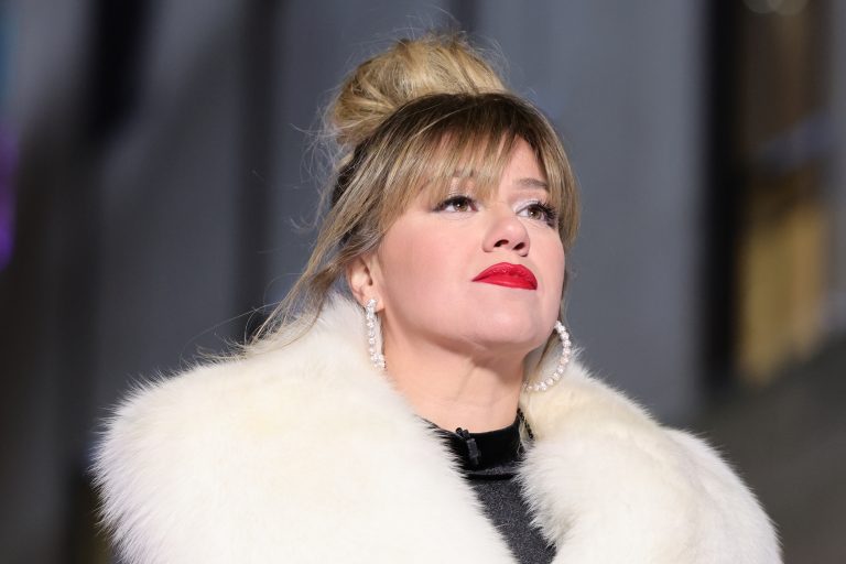 Why Followers Are Frightened About Kelly Clarkson