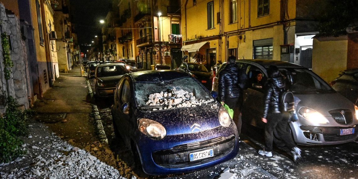 A earthquake shakes Naples in the course of the evening and the folks flee to the home windows
