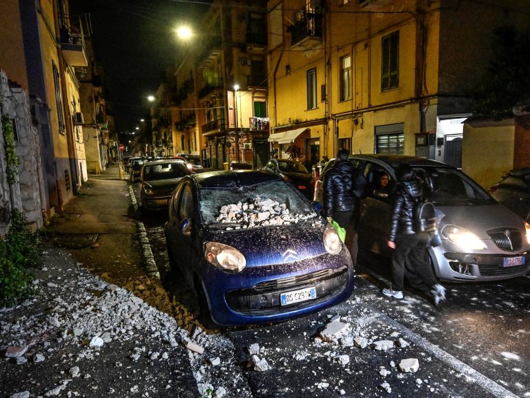 A earthquake shakes Naples in the course of the evening and the folks flee to the home windows