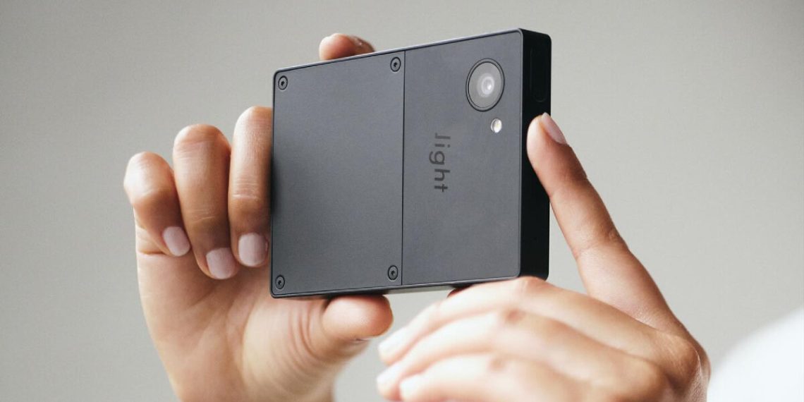 Gentle Cellphone III comes with a film and taking pictures digicam