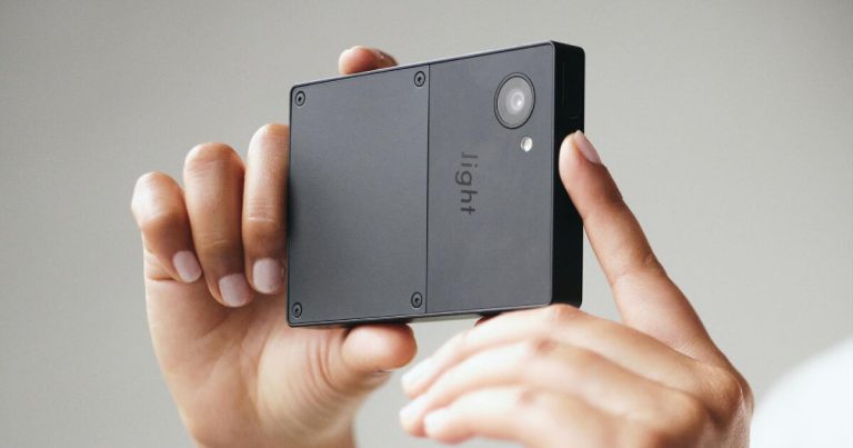Gentle Cellphone III comes with a film and taking pictures digicam