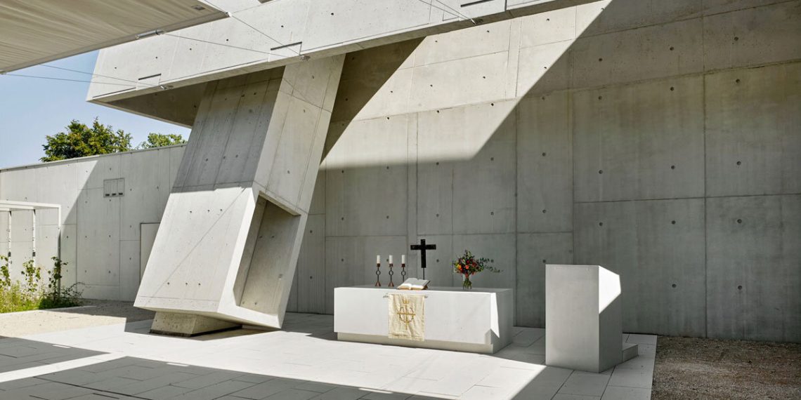 Fragmented concrete volumes type lights within the Church of Meixner Schlüter Wendt