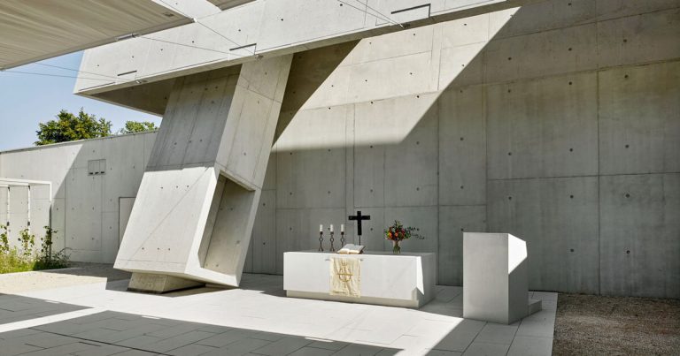 Fragmented concrete volumes type lights within the Church of Meixner Schlüter Wendt