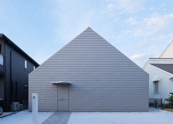 The residence of Metallic Mass Foils of Architects, reflecting the altering sky in Japan