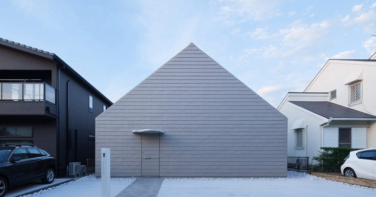 The residence of Metallic Mass Foils of Architects, reflecting the altering sky in Japan