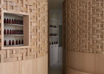 Partitions of weaving paper veneer circulate free contained in the Nilkanth Ayurveda clinic