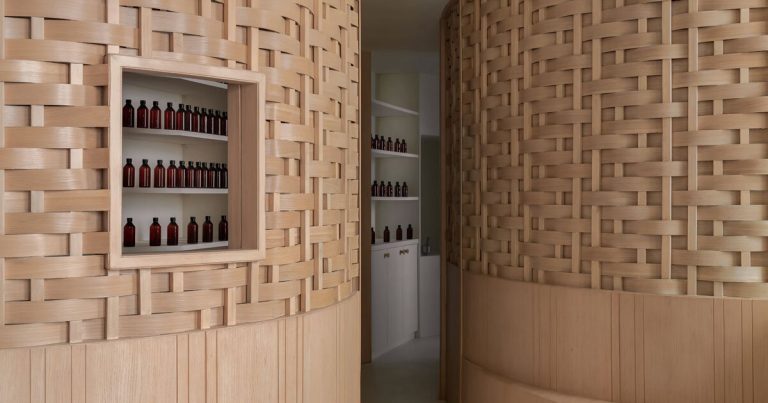 Partitions of weaving paper veneer circulate free contained in the Nilkanth Ayurveda clinic