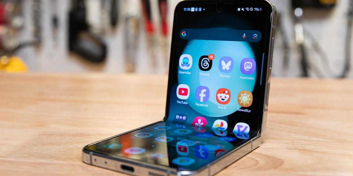 How did Samsung’s Galaxy Flip Failed with out truly breaking apart