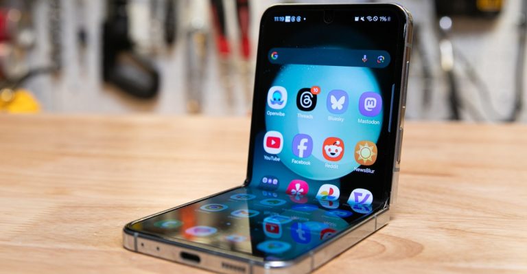 How did Samsung’s Galaxy Flip Failed with out truly breaking apart