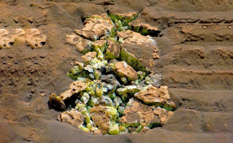 Curiosity rover makes unbelievable discovery that hints at life on Mars