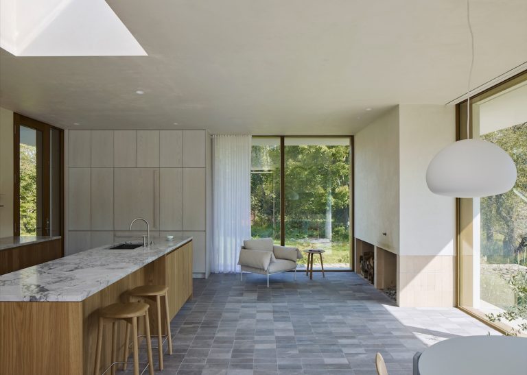 White mineral finishes unite three centuries of structure