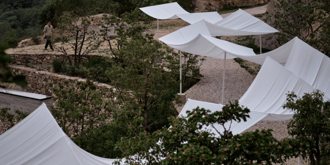 The white set up of the white gauze of the team_bldg waves within the valley in China