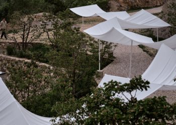 The white set up of the white gauze of the team_bldg waves within the valley in China