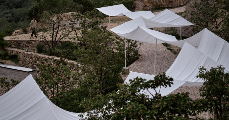 The white set up of the white gauze of the team_bldg waves within the valley in China