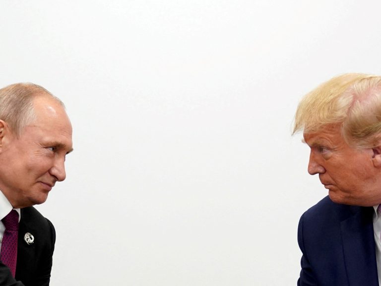 Donald Trump is “indignant” with Putin and threatens to use new tariffs to Russia’s oil