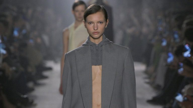 Victoria Beckham Fall 2025 Prepared-to-Put on Assortment – WWD