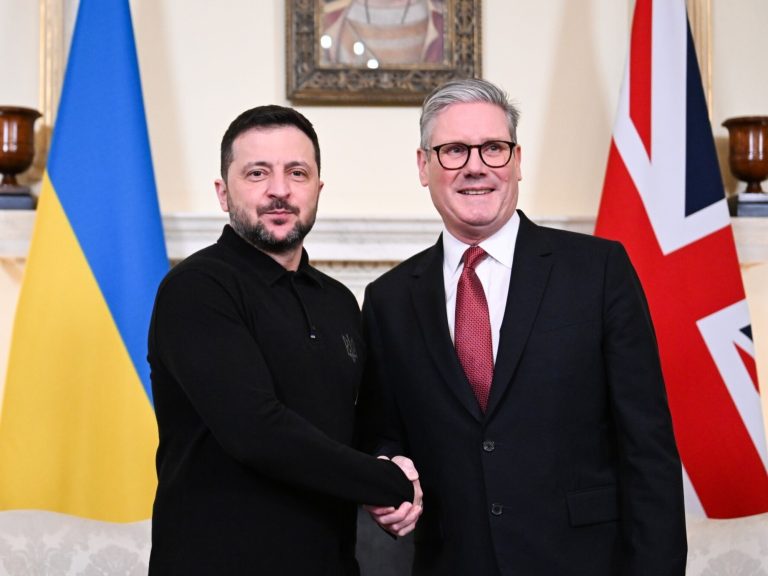 After the violent battle with Donald Trump, Volodimir Zelenski London got here and acquired the agency assist from Keir Starrer
